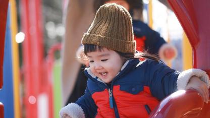 冬の自然を楽しむ外遊びアイデア。遊ぶ前の注意点は?