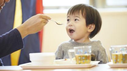 子どもが給食を食べない理由とは?保育園の食事介助の進め方