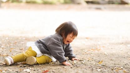 子どもの打撲・骨折の応急処置~保育園でできるケガの対応を解説