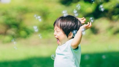 シャボン玉遊びの意義とポイント|発達障害のある子どもの遊び