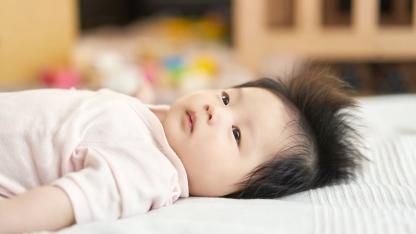 スムーズなおむつ替えのポイントを解説｜おむつの種類・手順・注意点