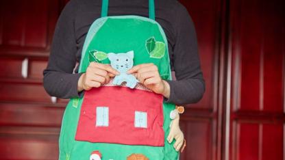 エプロンシアターとは？作り方と実演方法｜子どもに人気のテーマもご紹介