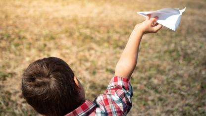 発達障害のある子に『紙飛行機遊び』を取り入れる目的・方法を解説