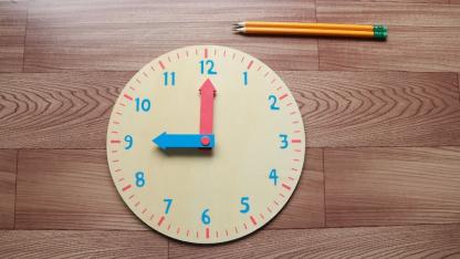 子どもへの時計の教え方は？保育のねらいや年齢別の製作アイデア