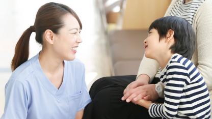 気になる子どもに関わる専門職とは？保育士が知っておきたい資格と違いを解説