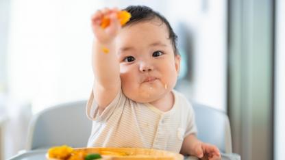 「遊び食べ」は子どもからのサイン｜行動の理由と保育士の対応を解説