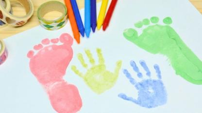 手形・足形の基本的な取り方と活動アイデア｜保育のねらいや活動例を紹介