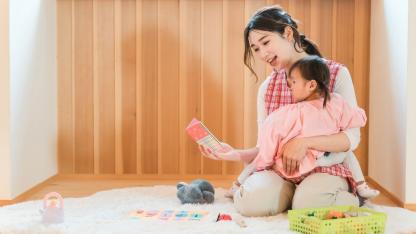 先生の足元から離れられない子どもへの理解と支援