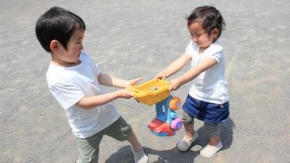 おもちゃの貸し借りができない子の理由とは？メカニズムと関わり方を解説