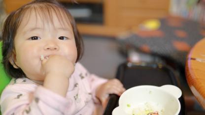 「遊び食べ」は子どもからのサイン。保育士の対応法は?