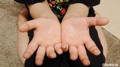 子どもの感性を伸ばすふれあい遊び「おてて遊び」。人気絵本作家が考えた遊びの中身とは