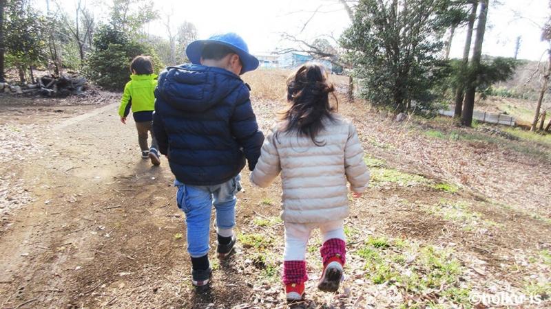 手を繋いで歩く子どもたち