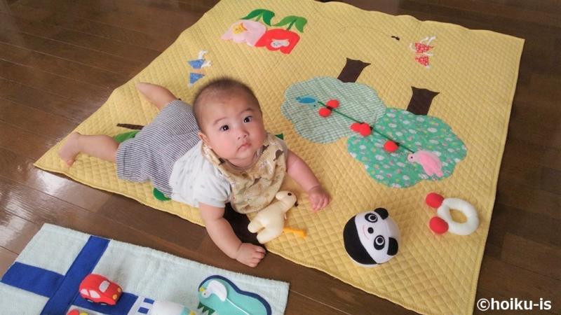プレイマットで遊ぶ赤ちゃん