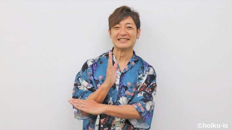 ウルトラマンのポーズをするつるの剛士さん