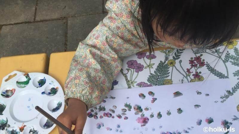 植物の絵を描く女の子