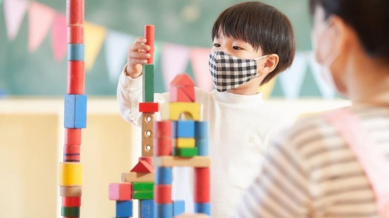 マスクをして遊ぶ男の子