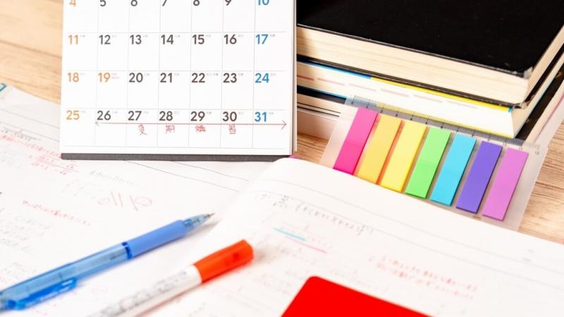 試験勉強の道具とカレンダー
