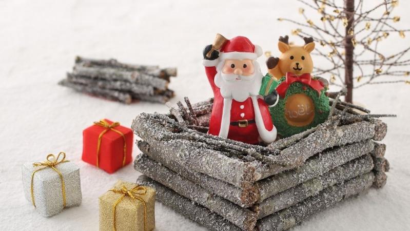 サンタクロースとトナカイの人形をあしらったクリスマスイメージのジオラマ
