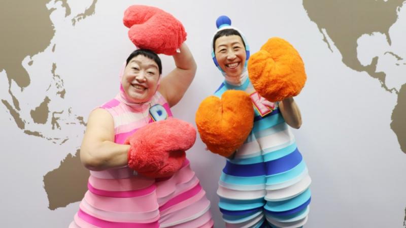 ポーズをとるケロポンズの2人