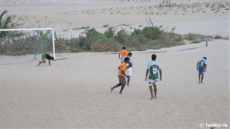 砂浜でサッカーを楽しむブラジル人