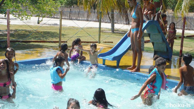 プールで遊ぶブラジルの子どもたち