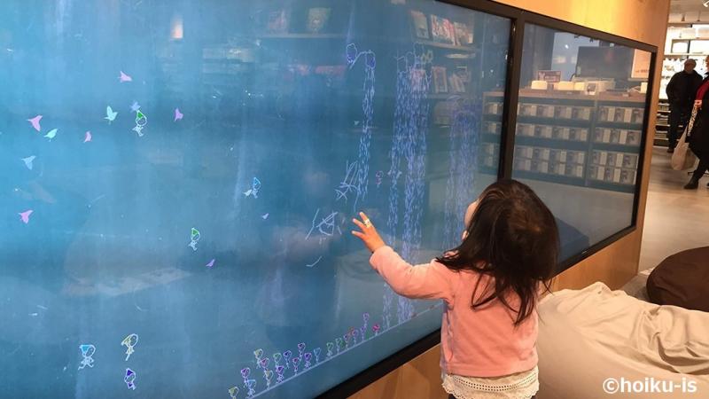 スウェーデンのデジタル黒板を見る子ども
