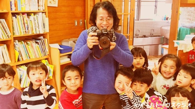子どもたちを撮影するオオタヴィン監督