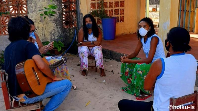 マスクをつけて話し合うブラジル人