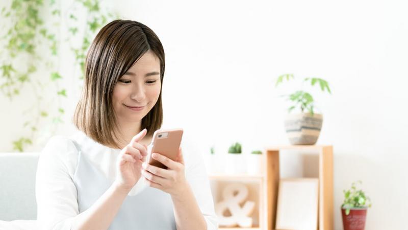 スマートフォンを触る女性