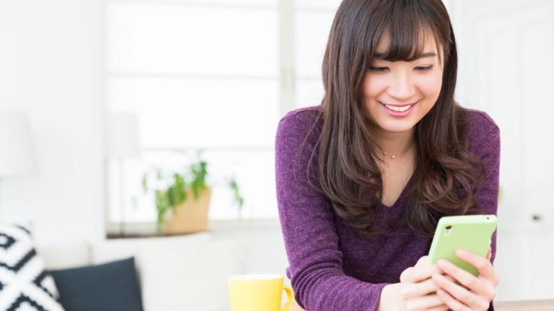 スマホを見ている女性