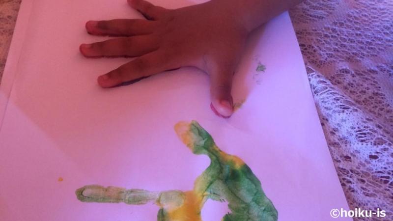 手形アートをやっている子ども