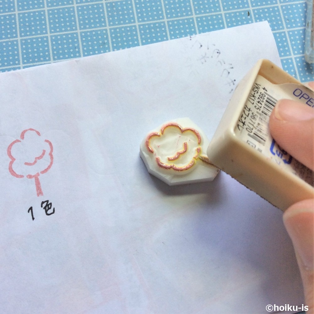 持ち手と綿の部分にそれぞれ色をつけているところ