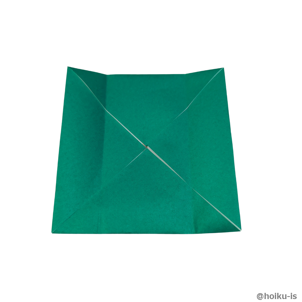 左右の辺を中心に合わせて折り折り筋をつける