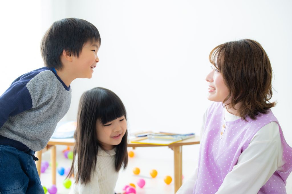 院内保育をする保育士