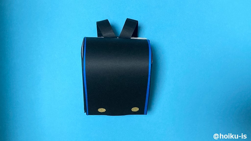 ランドセルにシールや模様を描いて出来上がり。