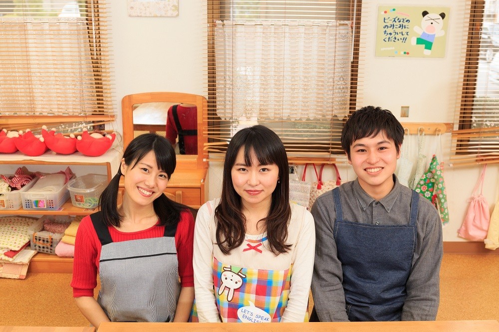 横並びに座っている3人の保育士
