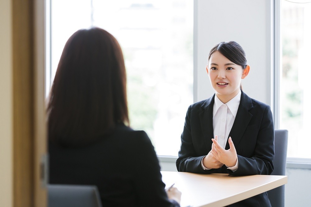 面接を受ける女性