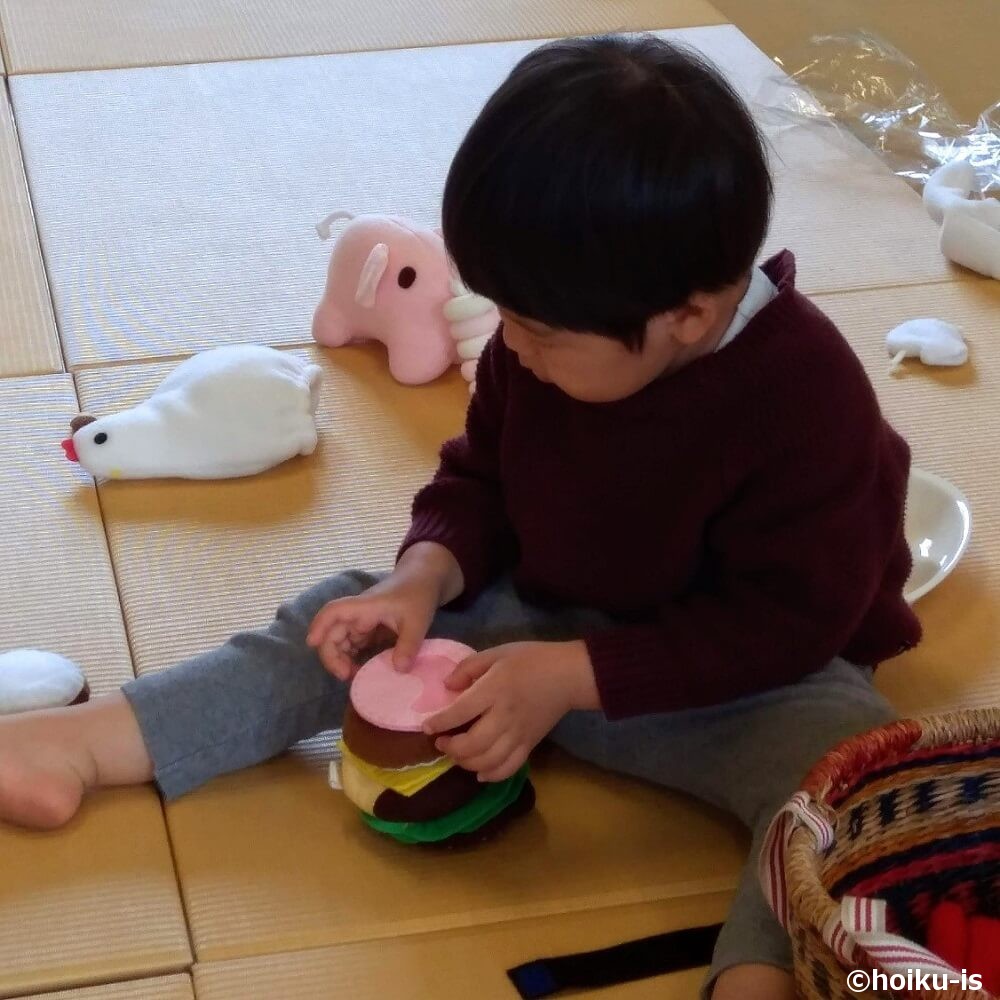 ハンバーガーで遊ぶ男の子のイラスト