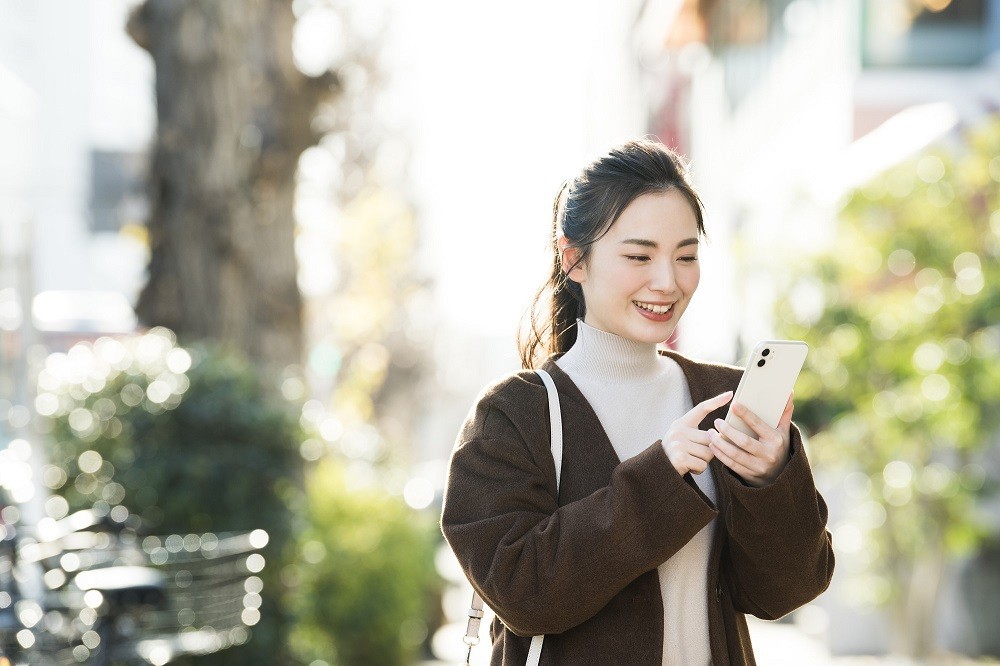 スマートフォンで地図を確認している女性