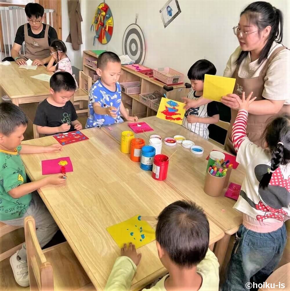 製作活動をする中国の保育園の様子
