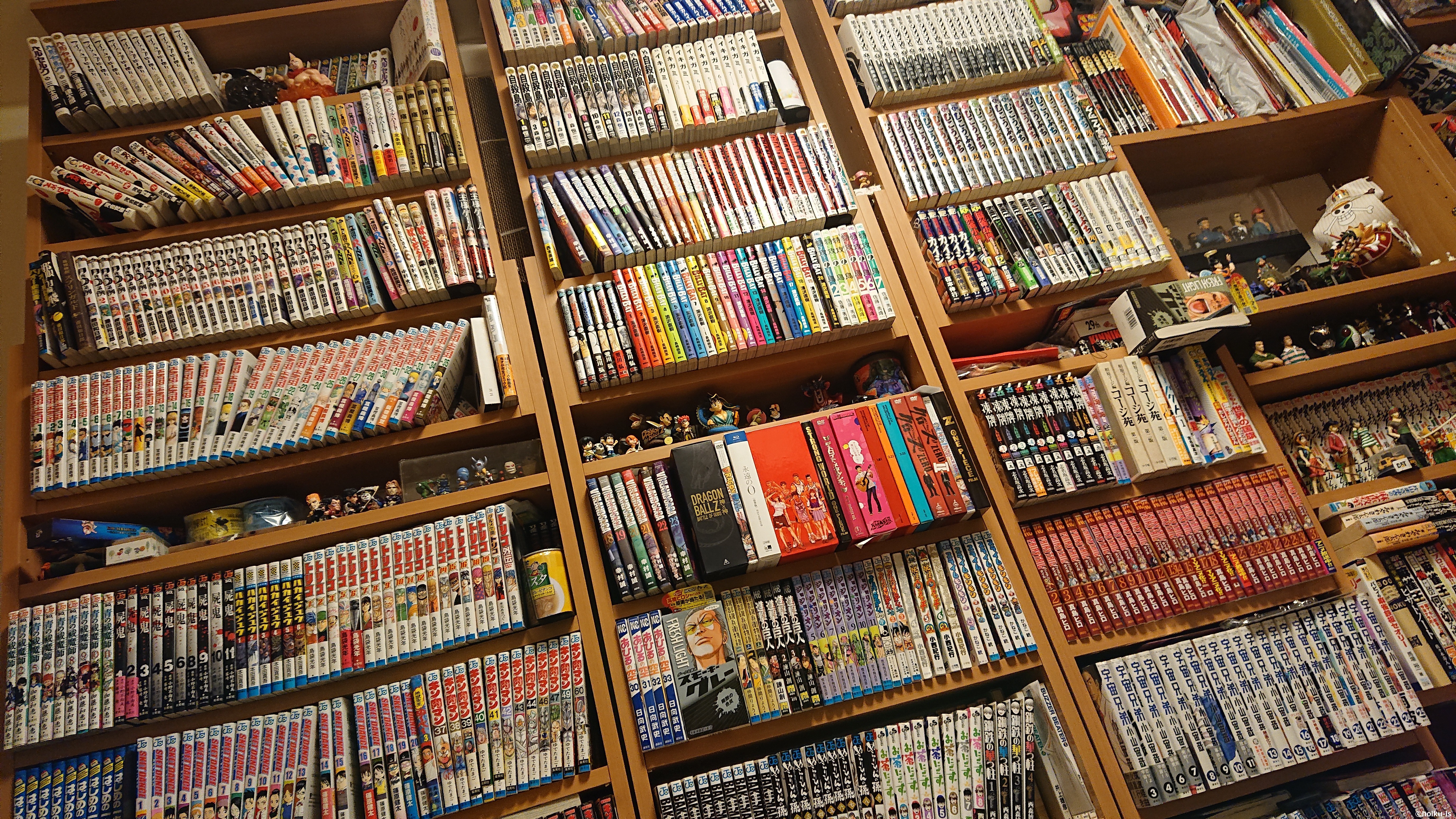 大量のマンガが入っている本棚