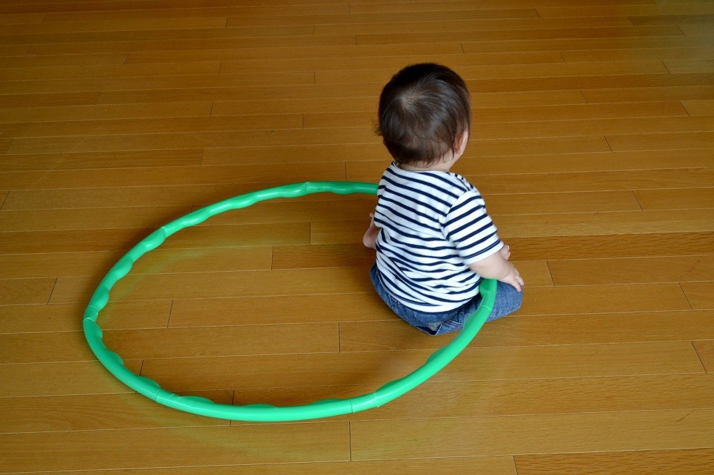 フラフープで遊んでいる小さい子ども