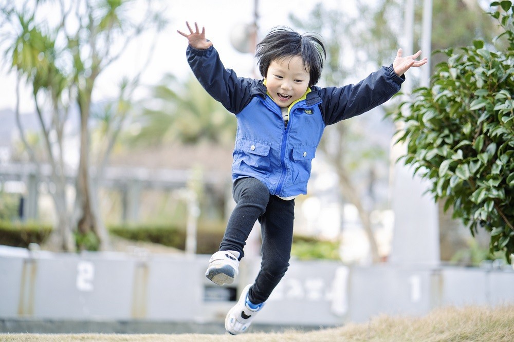 ジャンプをしている男の子