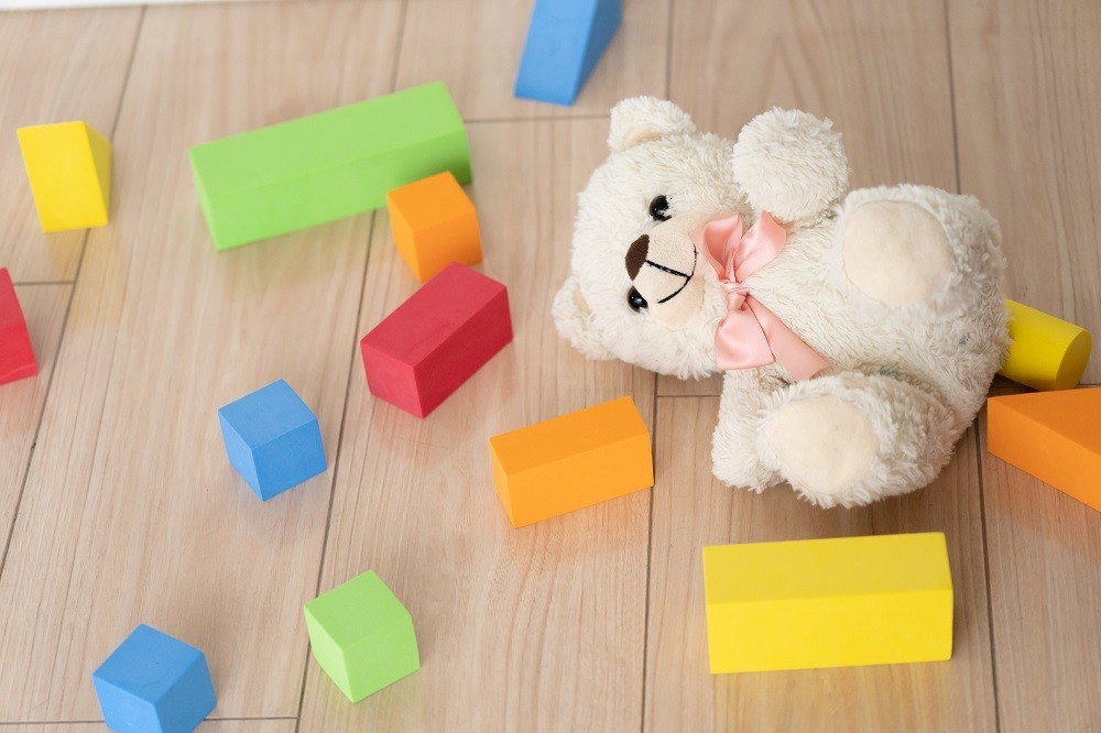 床に散らばった積み木とぬいぐるみ