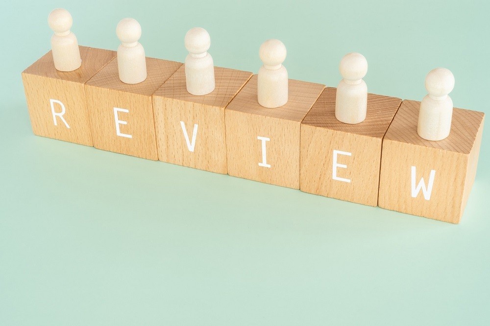 「REVIEW」と書かれた積み木