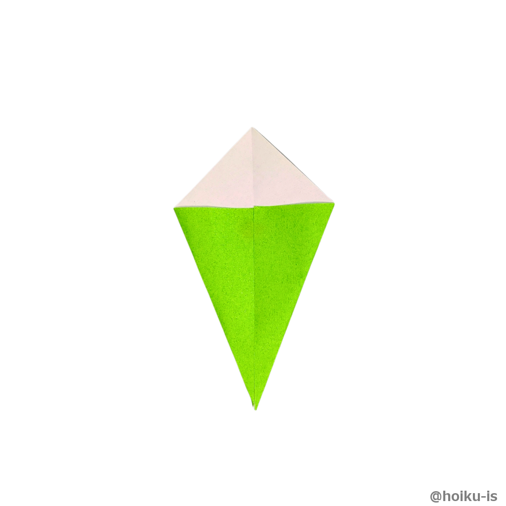 左右の角を真ん中の折り筋に合わせて折る