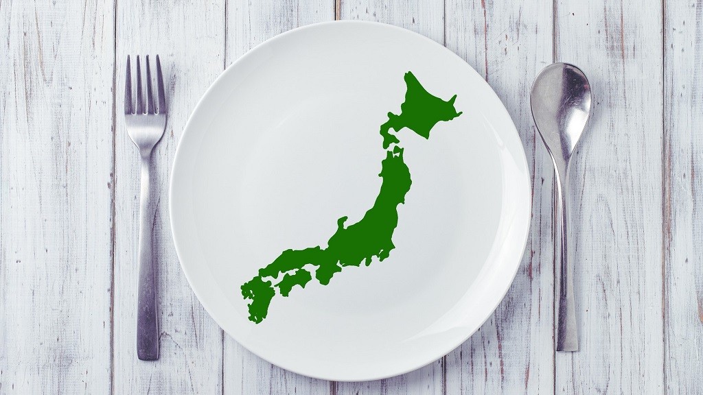 日本地図が描かれたお皿とフォーク・ナイフ