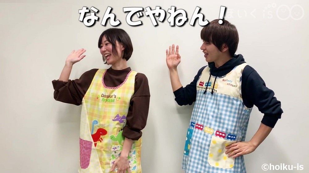 手遊び歌「大阪うまいもんのうた」を実演する保育士
