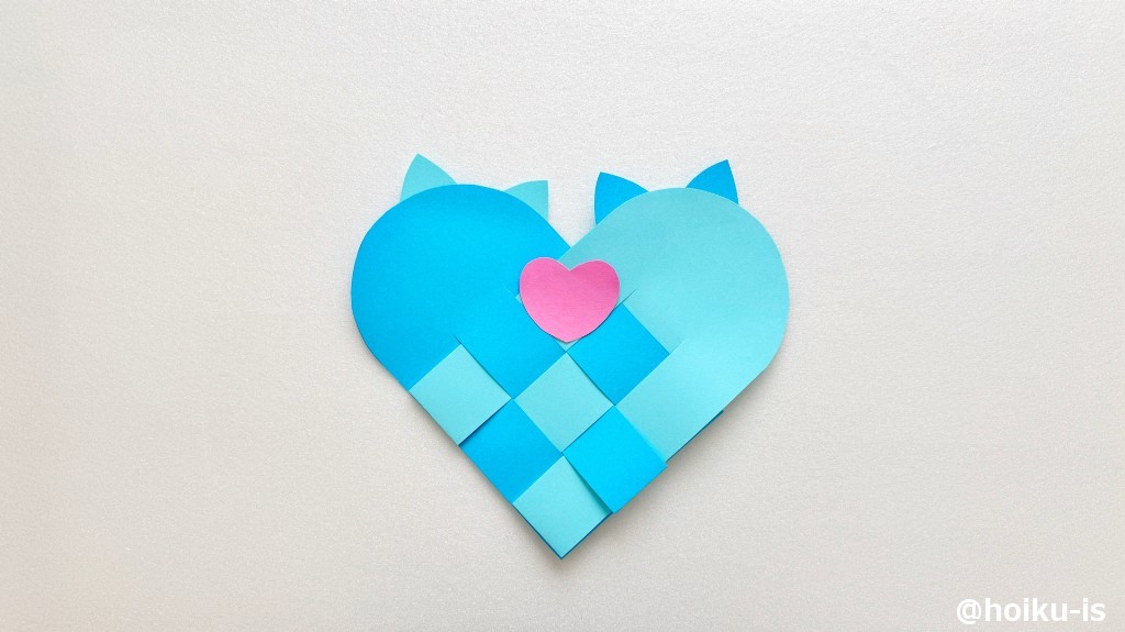 ハートに編んだ台紙に貼る