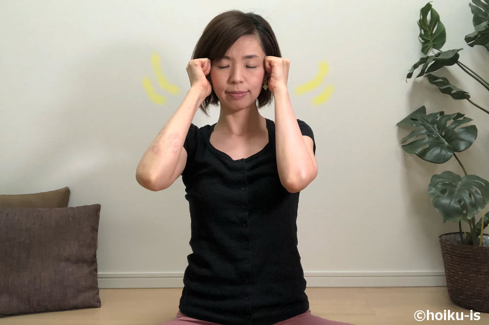 表情勤をほぐすストレッチをするごとうりえ先生